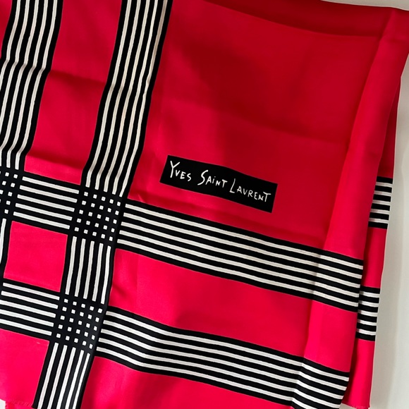 Yves Saint Laurent Fabulous cherry red large scarf, get in the red season! YSL - Picture 3 of 9